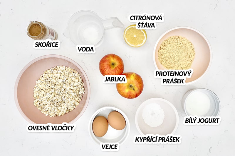 Jablká, ovsené vločky, proteínový prášok, vajcia, voda, biely jogurt, škorica, kypriaci prášok